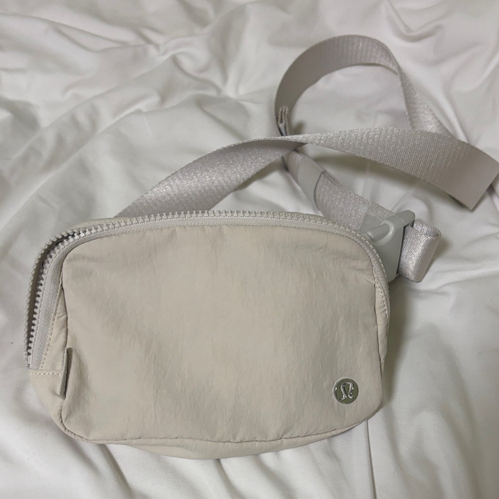 Lululemon Everywhere Belt Bag Light Ivory